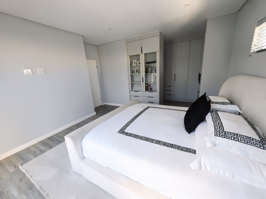To Let 4 Bedroom Property for Rent in Sandown Western Cape